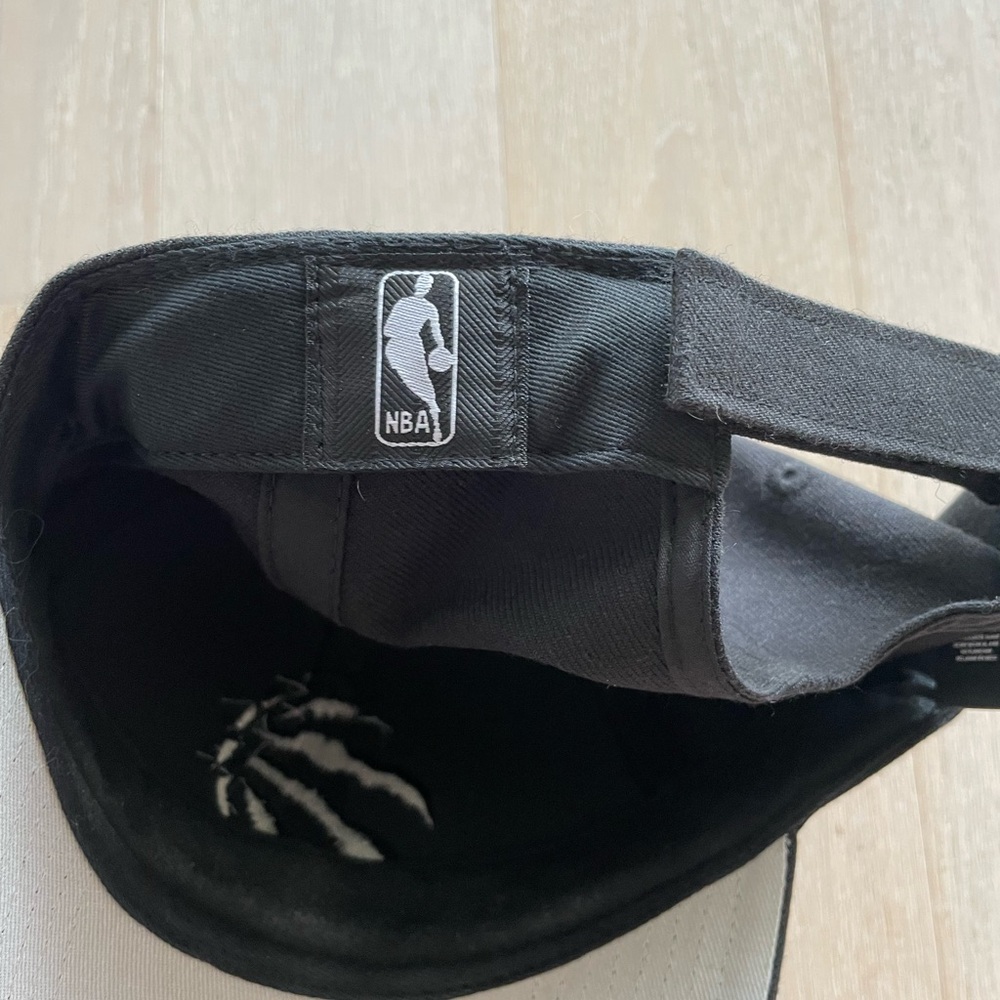 Toronto Raptors hat - Picture 5 of 5